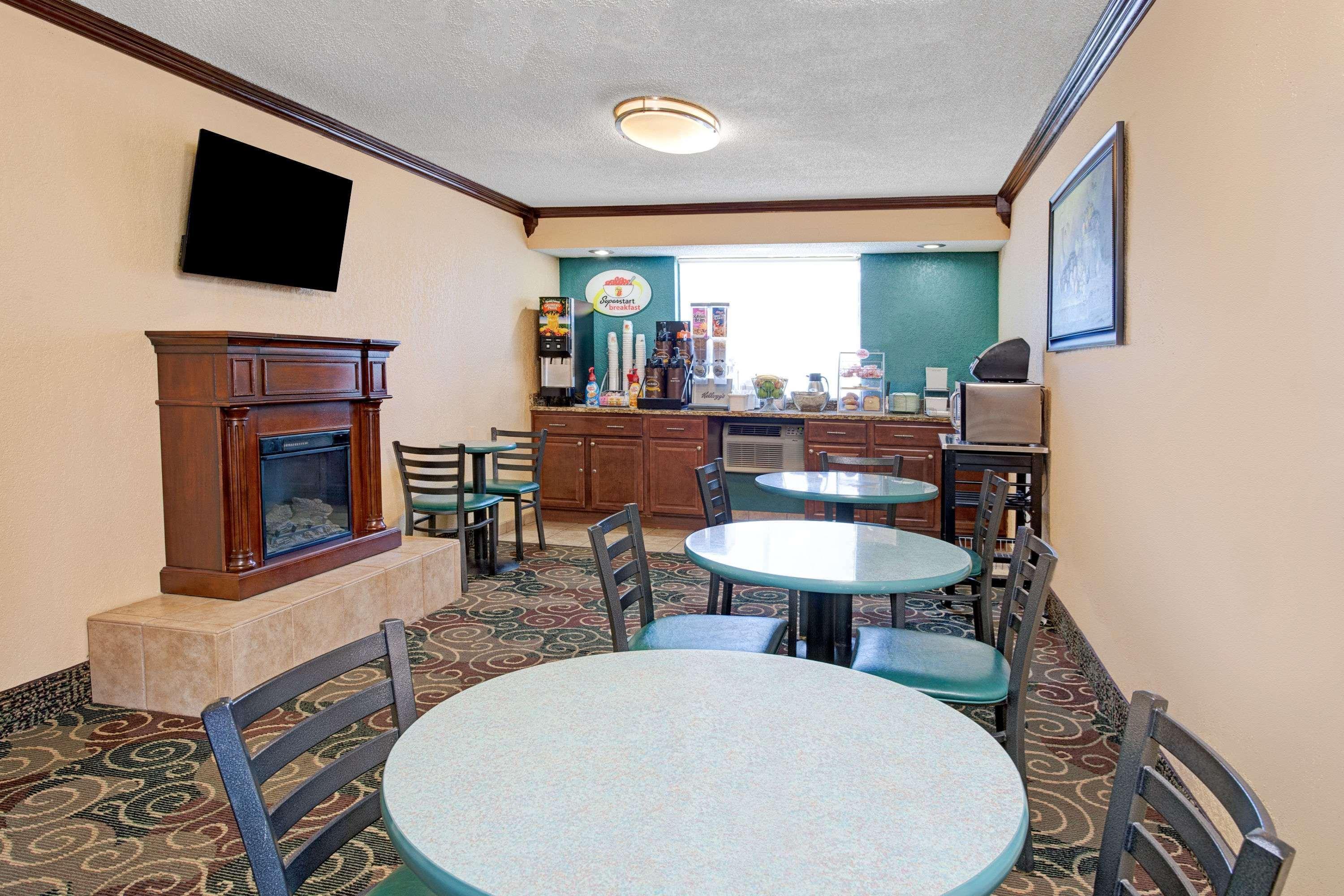 Super 8 By Wyndham Roseville/Detroit Area Exterior foto