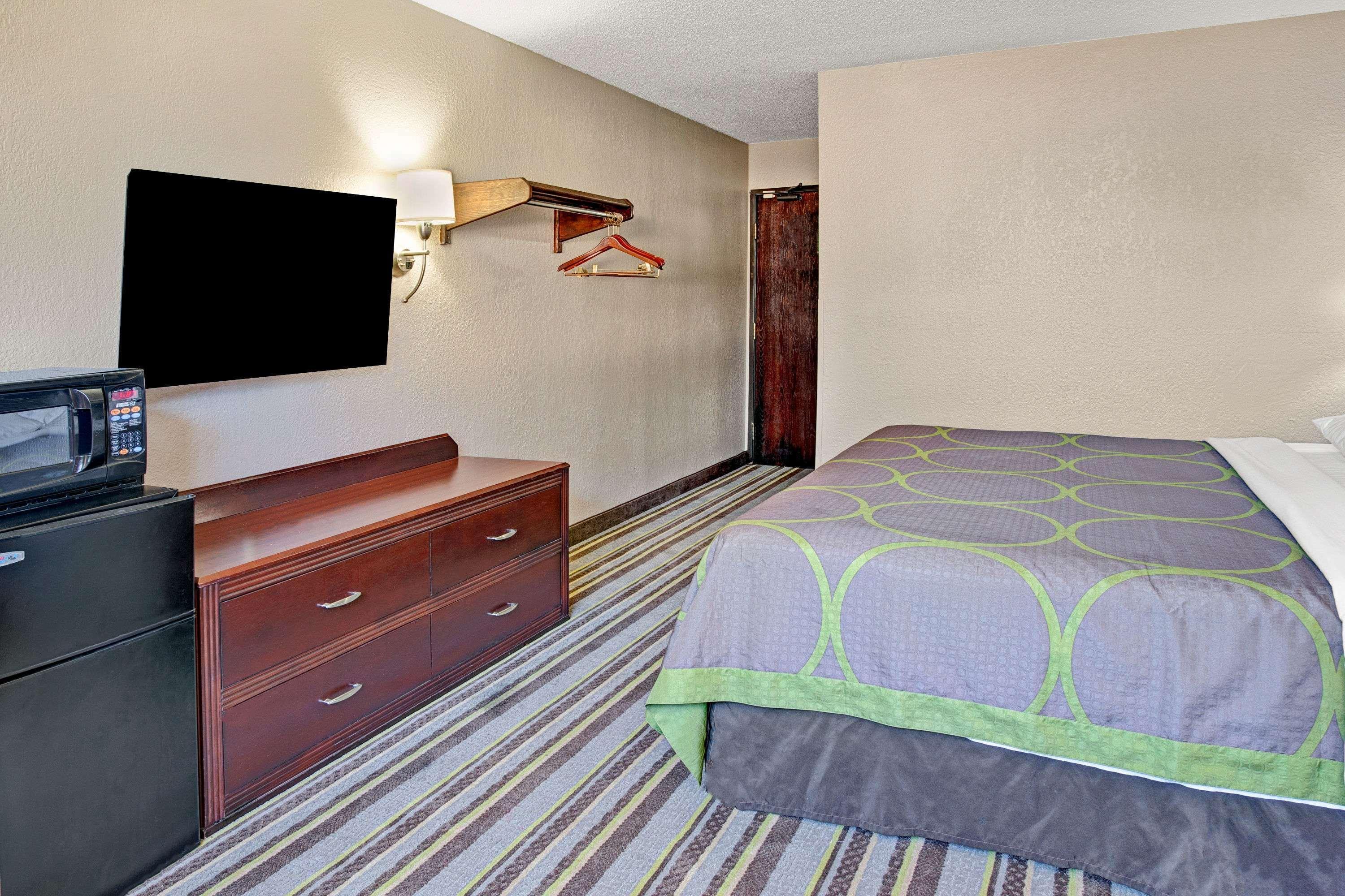Super 8 By Wyndham Roseville/Detroit Area Exterior foto
