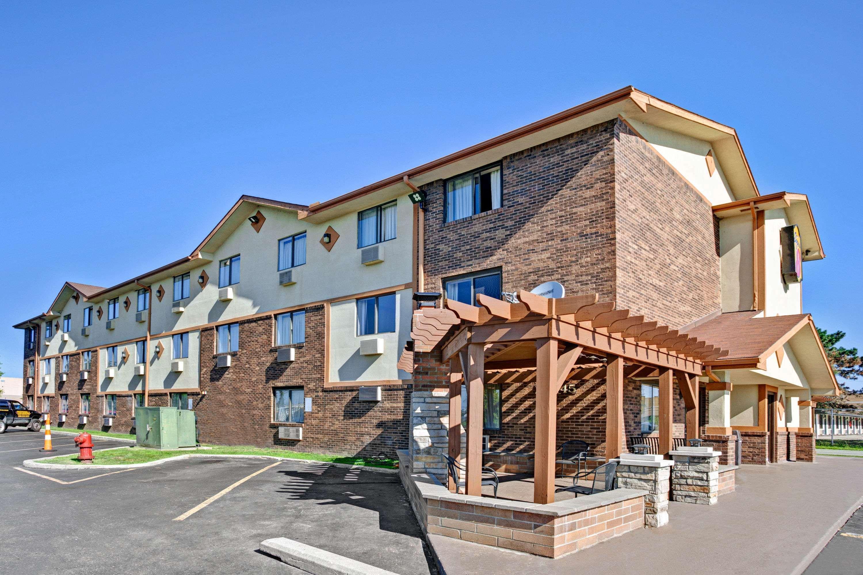 Super 8 By Wyndham Roseville/Detroit Area Exterior foto